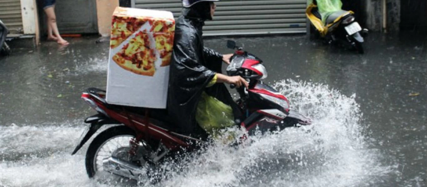 Ισπανική «πρωτιά» στην ΕΕ: Οι διανομείς φαγητού θα θεωρούνται μισθωτοί